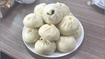 Chị đại văn phòng trổ tài vẽ cực đỉnh trong khi làm bánh bao