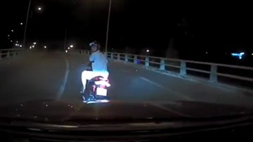 Thanh niên tạt đầu ô tô rồi chỉ tay 'dằn mặt' tài xế