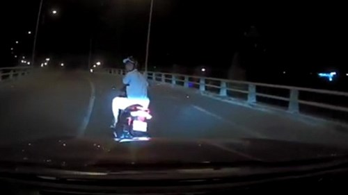 Thanh niên tạt đầu ô tô rồi chỉ tay 'dằn mặt' tài xế