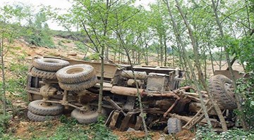 Hiện trường vụ xe tải lao xuống vực sâu 100 m làm 4 người tử vong