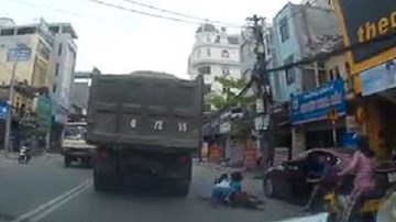 Cú đẩy cửa ô tô bất ngờ khiến 2 em bé suýt chết