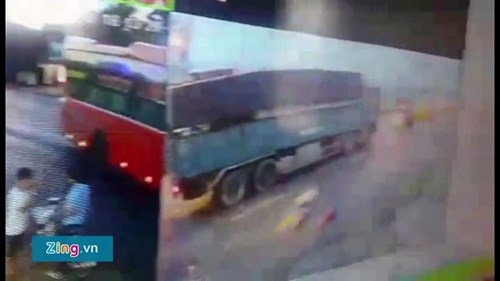 Ôtô khách tấp vào lề làm người đi xe máy ngã tử vong