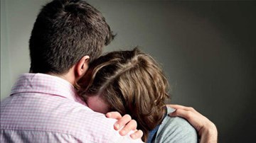 Đi khám vô sinh, 2 vợ chồng phát hiện là anh em sinh đôi