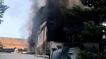 Căn nhà 3 tầng ở Sài Gòn bốc cháy giữa trưa