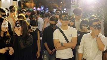 Hàng nghìn bạn trẻ đăng ký hẹn hò giấu mặt vào Valentine đen