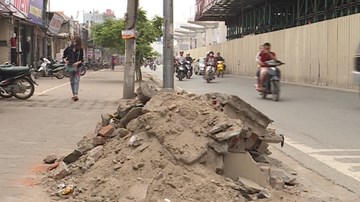 Hà Nội: Gạch vữa chất đống sau chiến dịch đòi lại vỉa hè