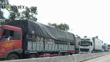 Trạm thu phí BOT cầu Rác ách tắc vì ô tô “diễu hành” phản đối