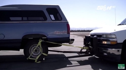 CSGT Mỹ “quăng dây” bắt xe vi phạm như cao bồi