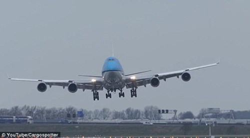 Gió thổi tạt máy bay hơn 300 tấn