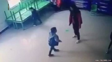 Bé mầm non bị cô giáo tát liên tục vào mặt rồi quăng xuống sàn lớp học