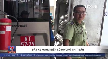 Bắt xe biển đỏ chở hơn 2 tấn mỡ bẩn bốc mùi sắp lên bàn nhậu ở TP.HCM