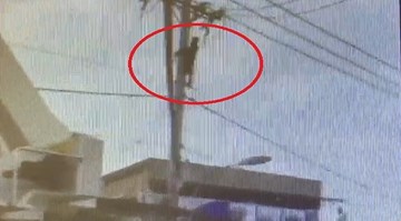 Thanh niên nghi ngáo đá 'làm xiếc' trên đường dây điện ở Sài Gòn