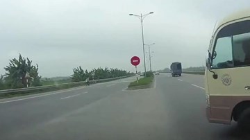 Không ai chê lái xe biết nhường đường