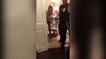 Giải cứu người phụ nữ bị kẹt tay trong... bồn cầu