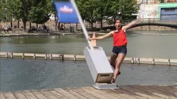 Clip hài: 'Vũ nữ' lĩnh đủ vì mải mê múa 'cột điện'