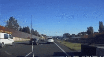 SUV lật ngửa khi đâm vào đuôi xe Mini Cooper