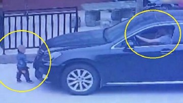 Mải nghe điện thoại, tài xế lái ô tô cán qua bé 2 tuổi