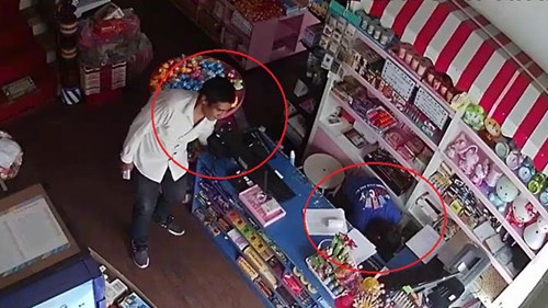 Nữ nhân viên lúi húi lấy đồ, thanh niên bảnh bao nhanh tay trộm điện thoại
