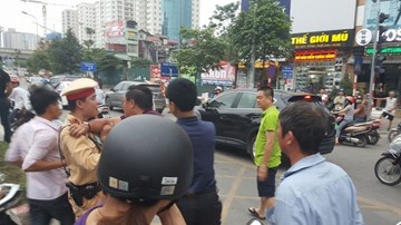 Đi vào làn BRT, người trên ô tô hung hăng đánh tài xế xe máy