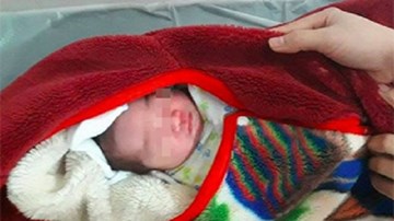 Bé trai còn nguyên dây rốn bị bỏ rơi trong vườn