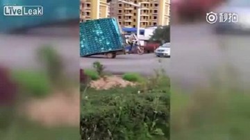 Chở quá cồng kềnh, xe ba gác bốc đầu như làm xiếc trên đường