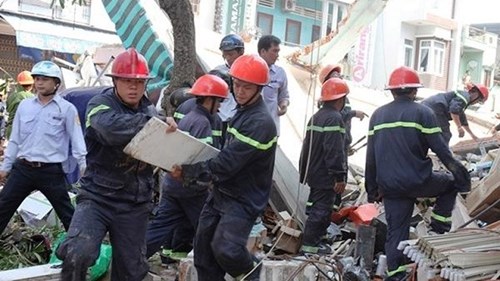 Nhà 3 tầng đổ sập, một người văng ra đường tử vong