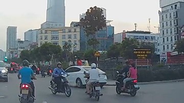 2 bé gái ngồi trên nóc ô tô chạy khắp phố Hà Nội