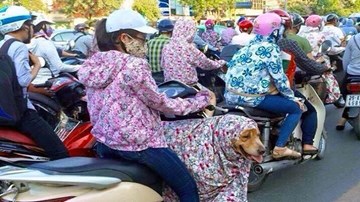 Muôn kiểu chống nắng của người dân TP.HCM