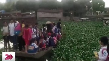 Thót tim nhìn 40 em học sinh chen nhau trên chiếc thuyền cũ để tới trường