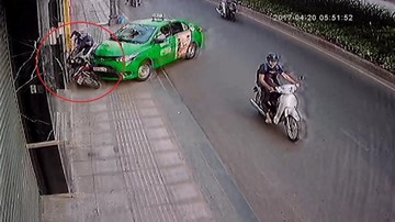 Tài xế taxi phi xe lên vỉa hè, hạ gục tên cướp đang chạy trốn