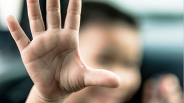 Bố mẹ đăng ảnh con lên mạng xã hội, coi chừng phạm luật