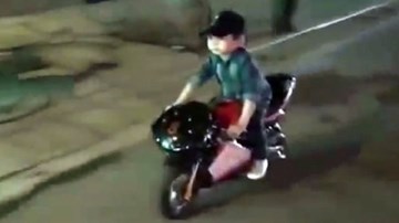 Thót tim bé trai lái môtô ruồi trên phố