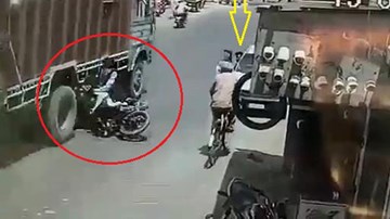 Ô tô mở cửa bất cẩn, 2 học sinh chết thảm dưới bánh xe tải