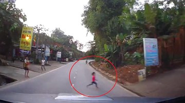 Bé gái lao qua đường như tên bắn, suýt chết dưới bánh ô tô.