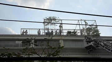 Cảnh sát cứu hàng chục người kẹt trong tòa nhà cháy dữ dội