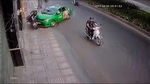 Tài xế taxi đâm ô tô vào tên cướp có sai luật?