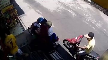 Sài Gòn: Cướp điện thoại trong 'nửa nốt nhạc', người phụ nữ 'đứng hình'