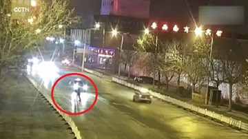Hôn nhau giữa đường, đôi tình nhân Trung Quốc bị ô tô 'điên' đâm gục