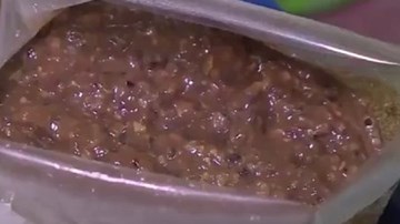 Kinh hãi cảnh dùng xẻng trộn hóa chất làm cua xay