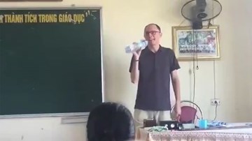 Thầy giáo Tây 'đốn tim' dân mạng với ngẫu hứng 'Cơn mưa tình yêu'