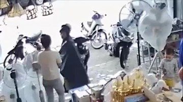 Video trộm ví trong cốp xe trước mặt người bán hàng