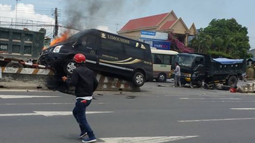 Xe khách Limousine va chạm với xe tải rồi bốc cháy