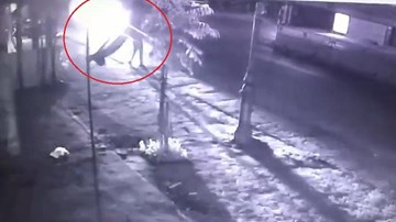 Xe máy sang đường kiểu tự sát, gây tai nạn thảm khốc trong đêm