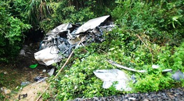 Tàu hỏa húc văng, bẹp nát ô tô 7 chỗ đang băng qua đường sắt