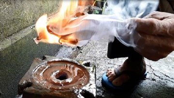 Tận mắt xem nước giếng khoan bốc cháy ngùn ngụt ở Quảng Trị
