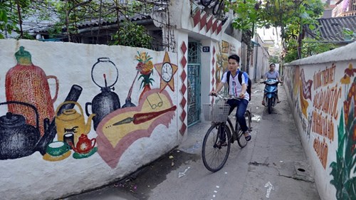 Cụ ông gần 100 tuổi vẽ hàng chục bức tranh khắp ngõ phố