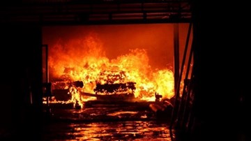 Gara ôtô cháy rụi trong đêm