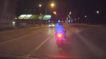 Cảnh sát truy đuổi và húc thẳng vào BMW S1000RR như phim hành động