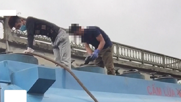 Choáng váng với thủ đoạn rút ruột xăng và pha xăng với dầu