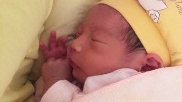 Hà Nội: Chồng không đưa kịp đến viện, vợ tự đỡ đẻ trên ô tô